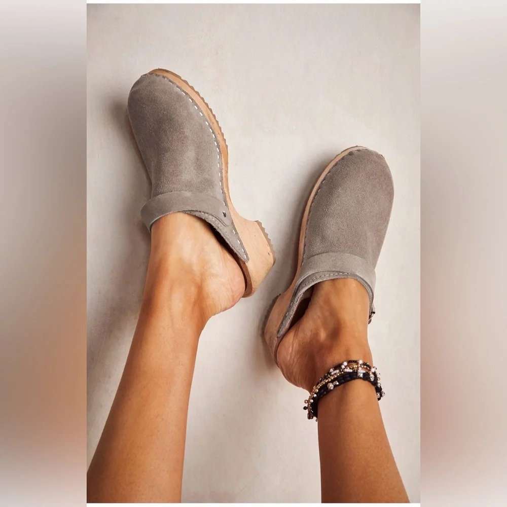 Alma Clogs - Picture 1 of 7